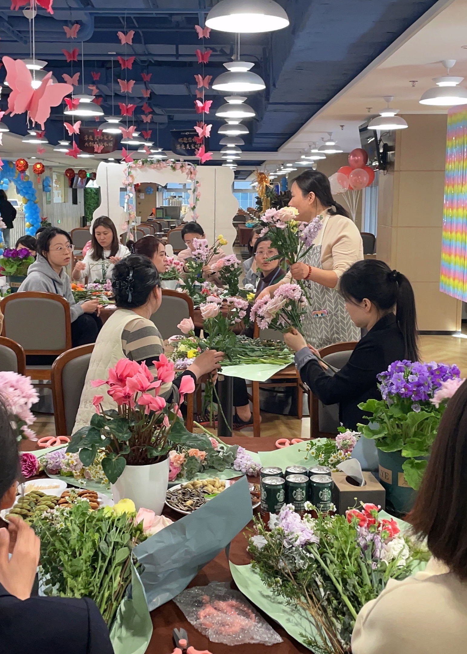 巾帼芳华 魅力绽放 中国银河金控开展妇女节插花活动